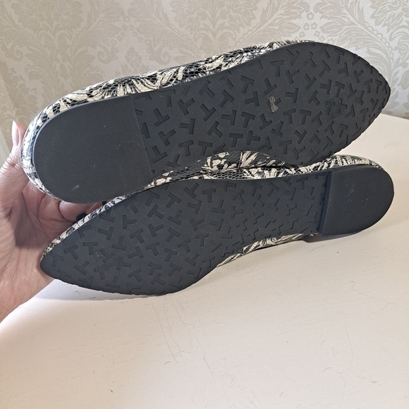 Tahari Blossom Size 9M Black/Cream Floral Pointed Toe Ballet Flats - Picture 7 of 12